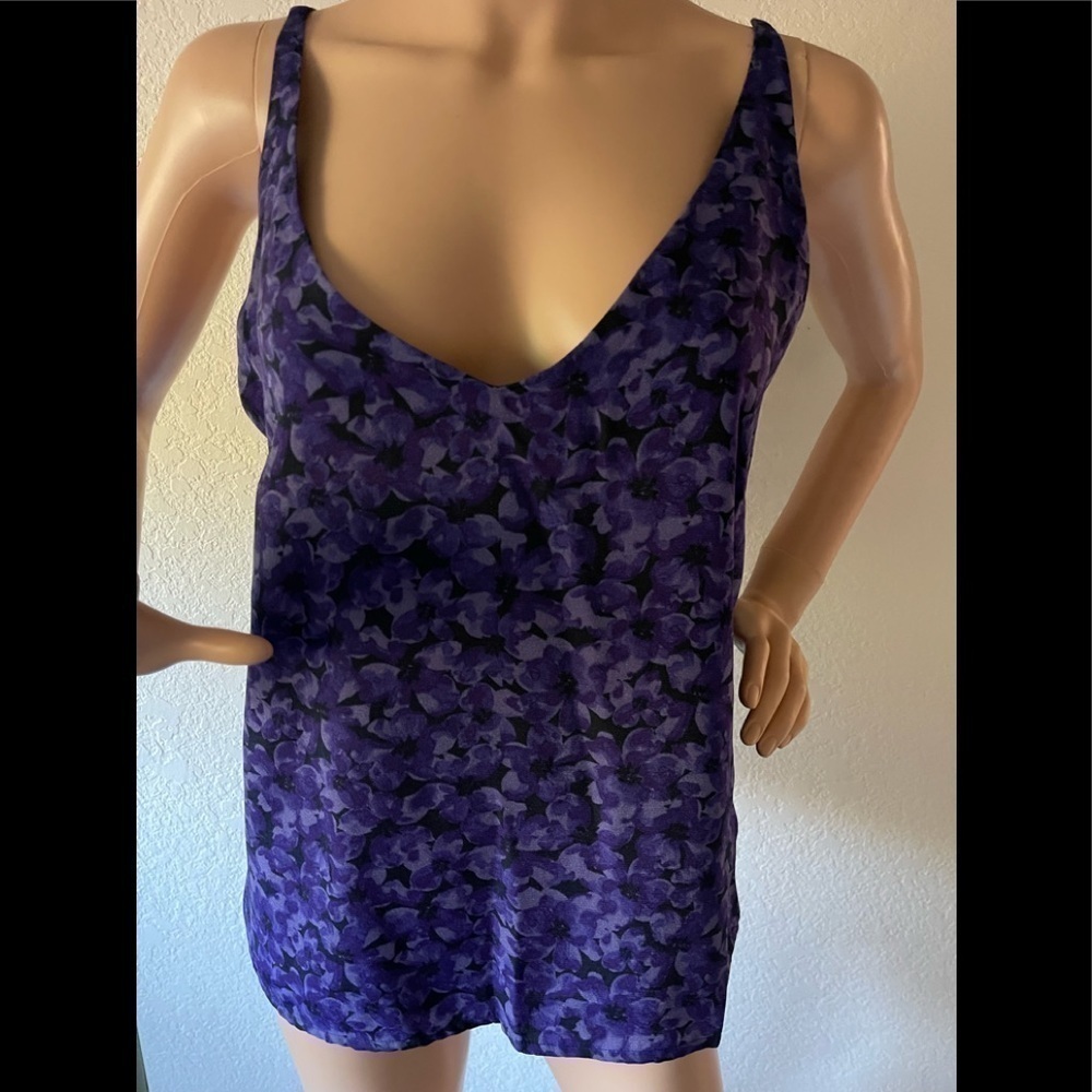 ๐ A New Day Purple Floral V-Neck Tank Top Medium - Picture 3 of 5